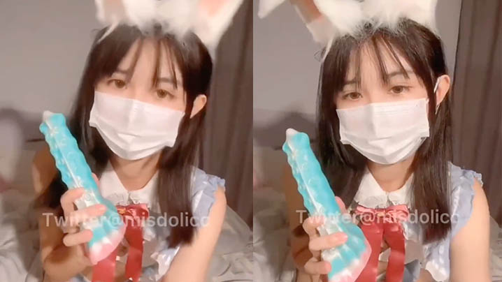 可爱妹子穿着cosplay装在房里骑着阳具肉棒不停.的抽插哦